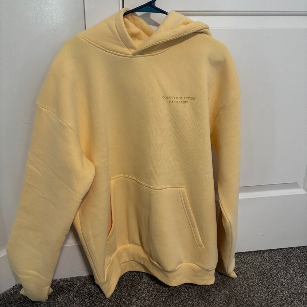 Pastel comfrt Hoodie in Canary size Large